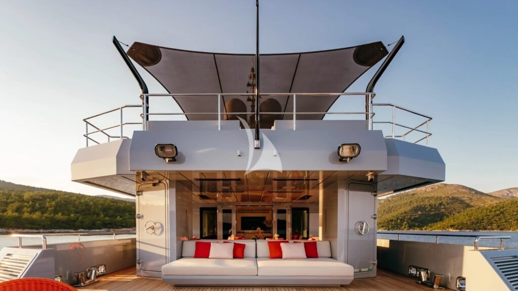 CARMEN Sun deck lounge