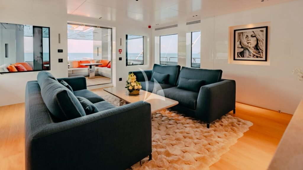 CARMEN Salon lounge