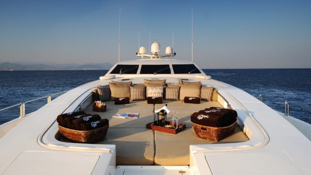 M/Y Cheeky Tiger Leopard foredeck seating