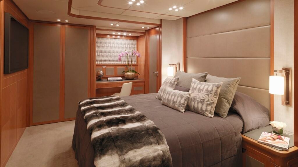M/Y Cheeky Tiger Leopard master cabin