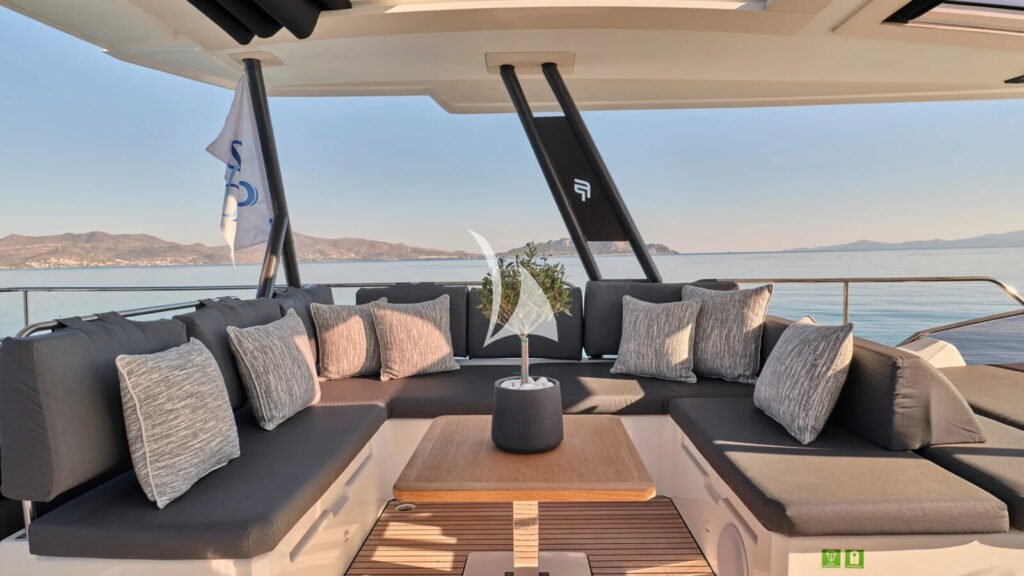 CHRISTAL MIO - flybridge sun pads and dining