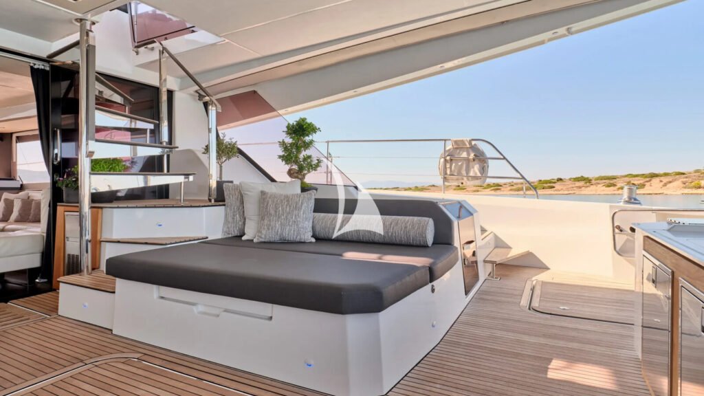 CHRISTAL MIO - foredeck sun lounge