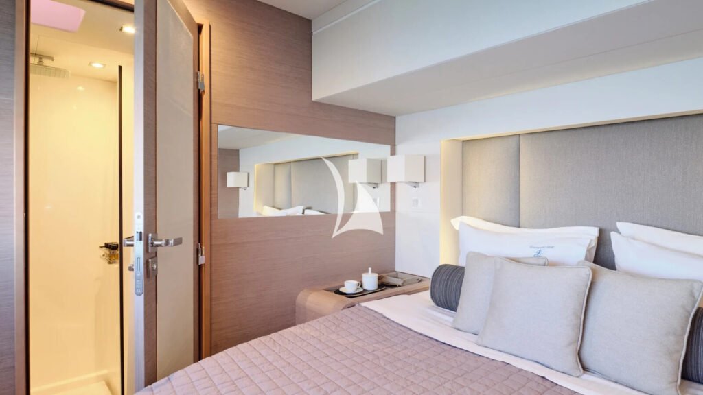 CHRISTAL MIO - queen guest cabin