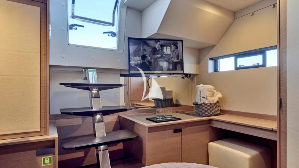 CHRISTAL MIO - queen guest cabin with a writing desk