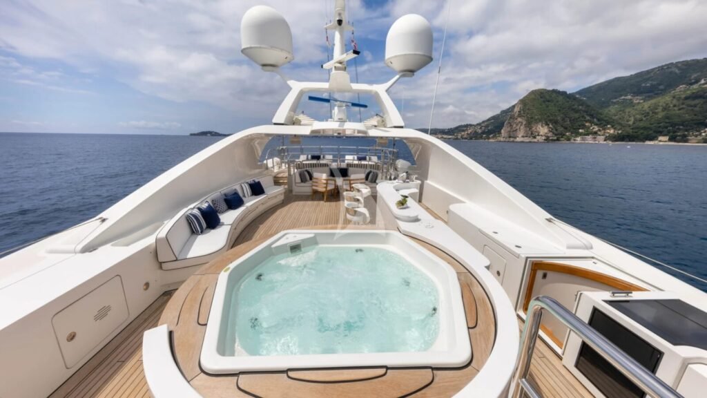 COME PRIMA Foredeck jacuzzi