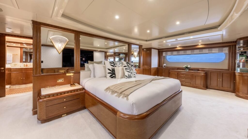COME PRIMA Master stateroom