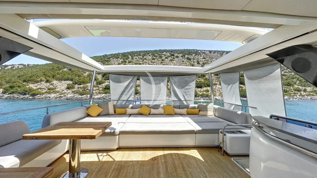 CRAZY HORSE - Flybridge lounge