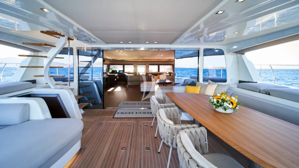 CRAZY HORSE - Aft cockpit dining