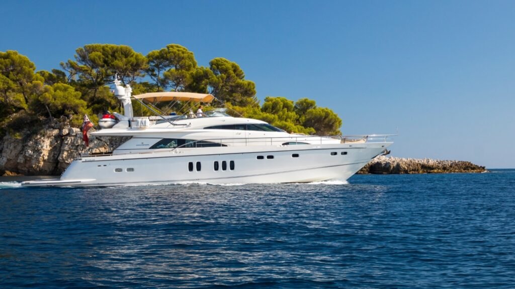 M/Y D5 Fairline profile at anchor