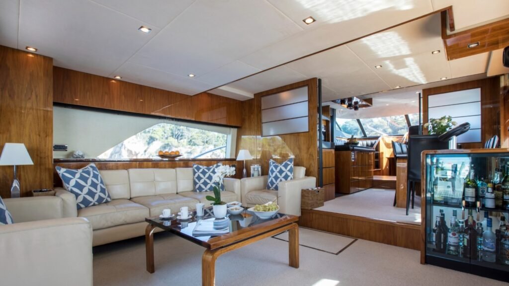 M/Y D5 main salon