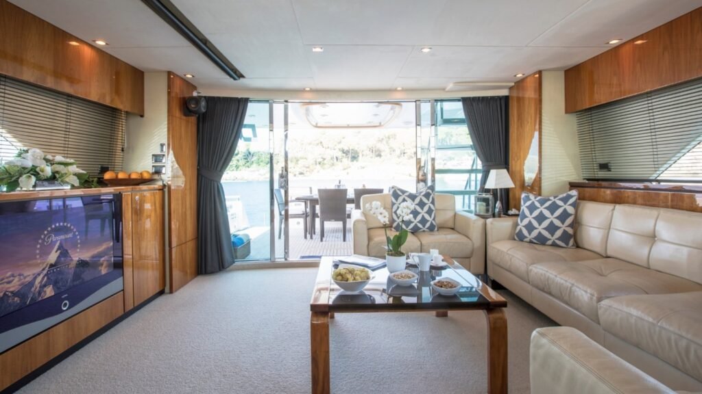 M/Y D5 salon and dining