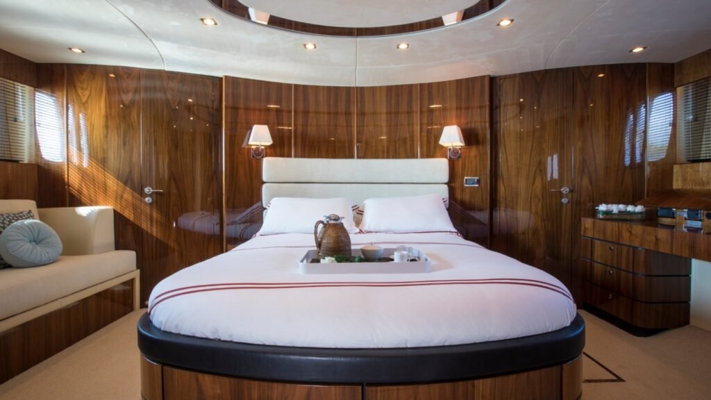 M/Y D5 master cabin