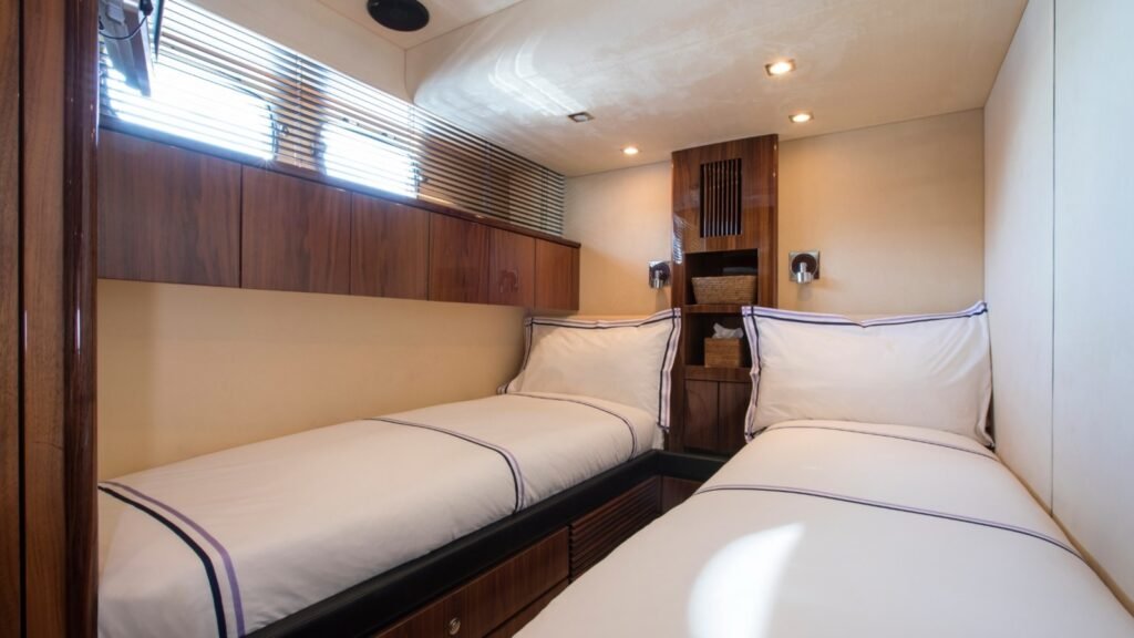 M/Y D5 twin cabin