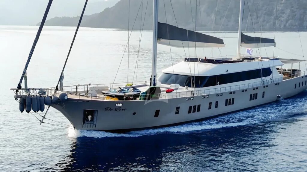 DE LOVE - profile at anchor