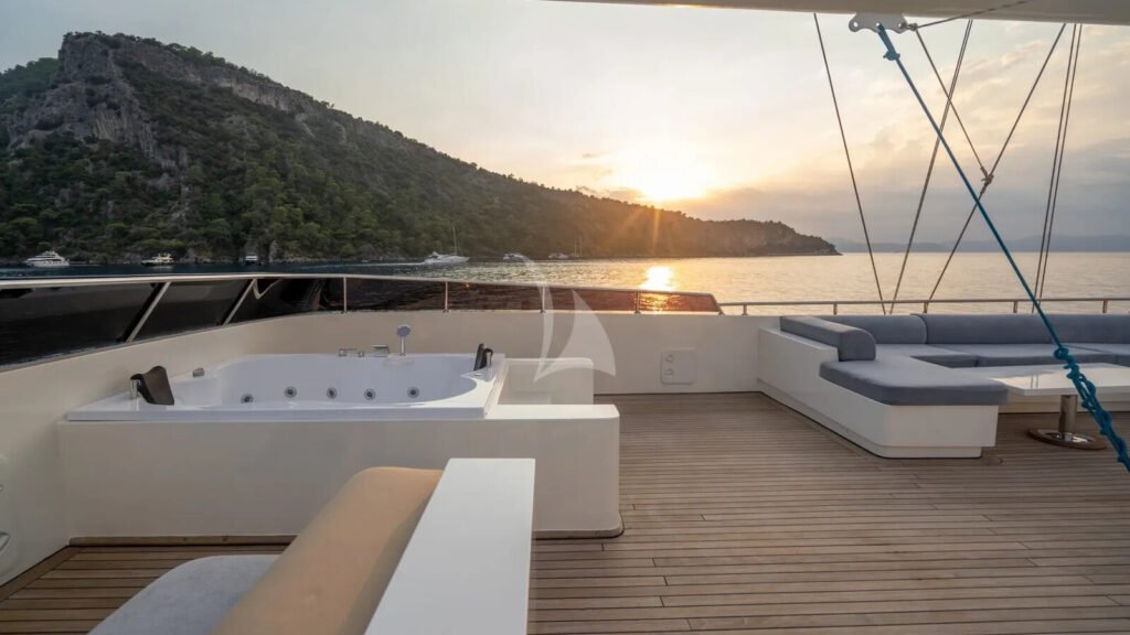 DE LOVE - deck spa pool at sunset
