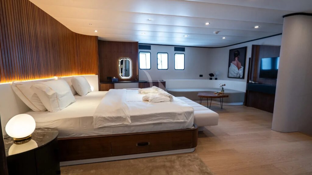 DE LOVE - master cabin