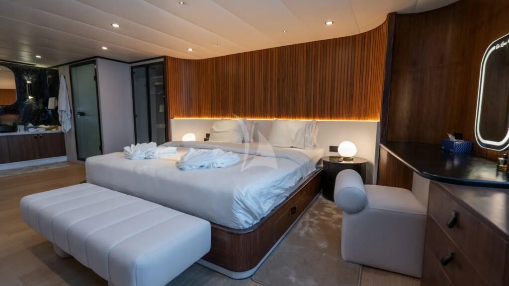 DE LOVE - double cabin
