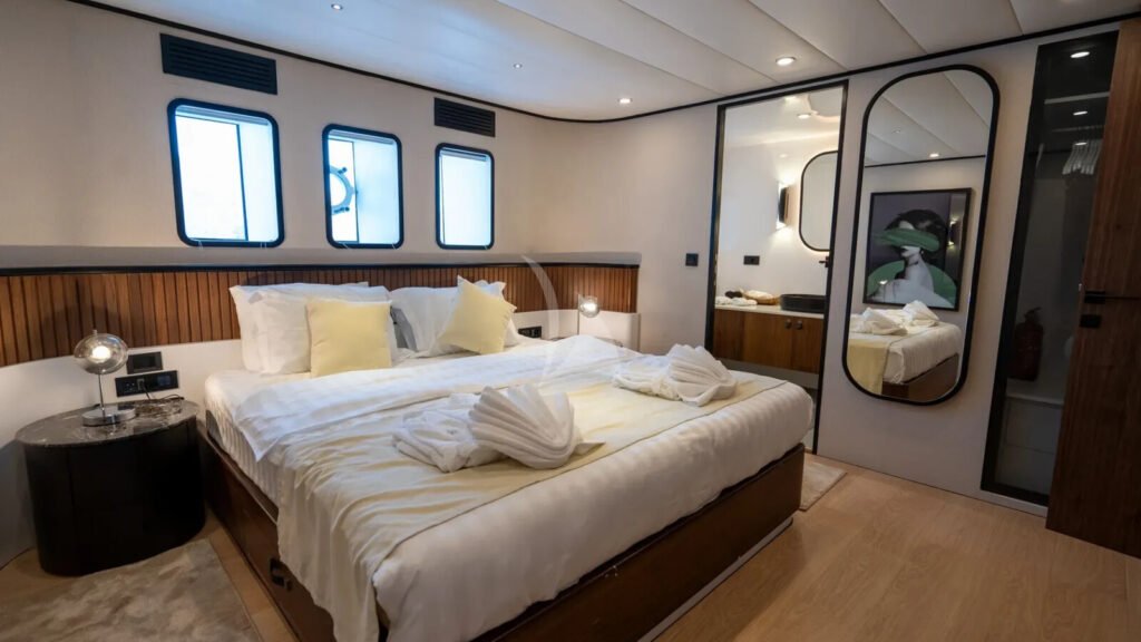 DE LOVE - double cabin