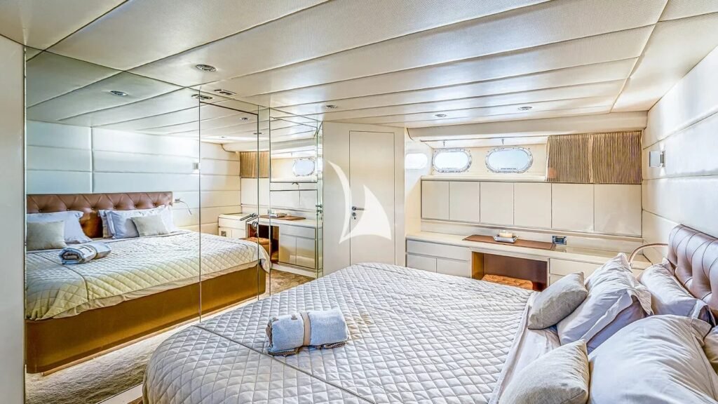DIAMS yacht charter photo