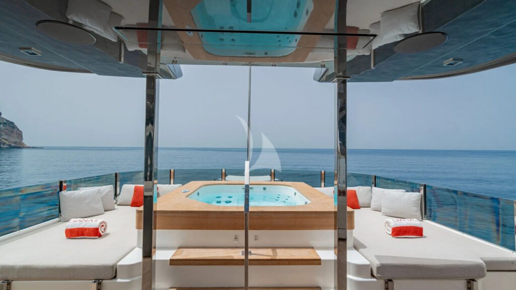 DIANA II - Flybridge jacuzzi