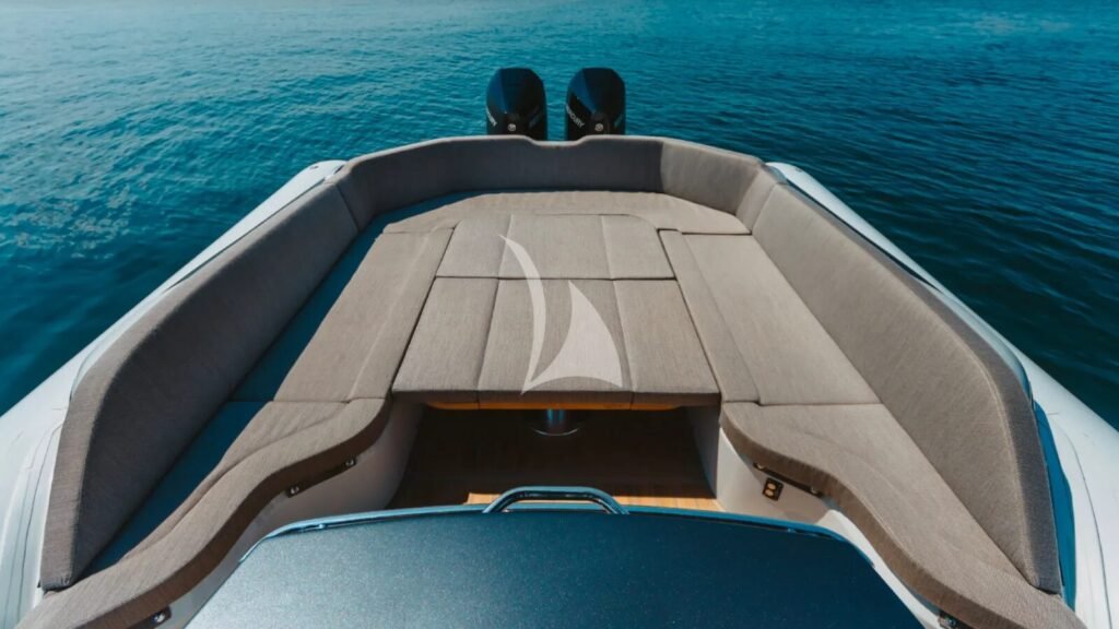 DRAGONFLY I Foredeck lounge