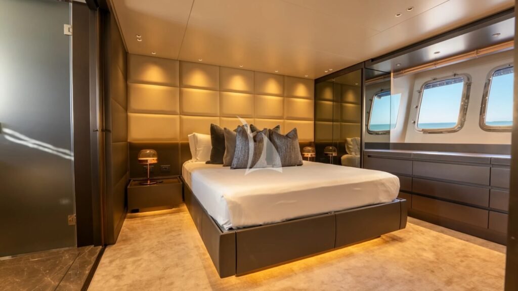DRAGONFLY I Master cabin