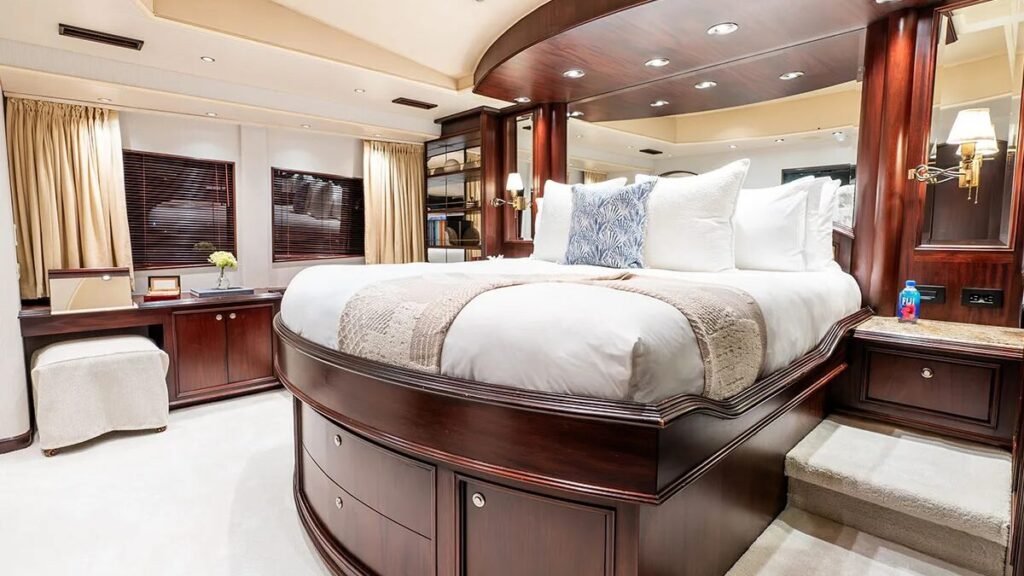 Ealu motor yacht image 13