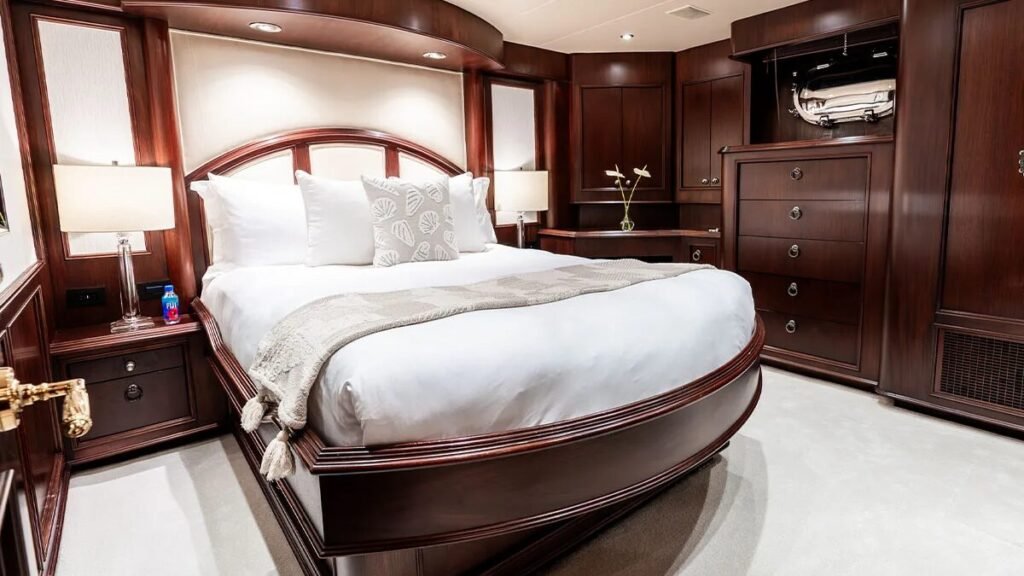 Ealu motor yacht image 14