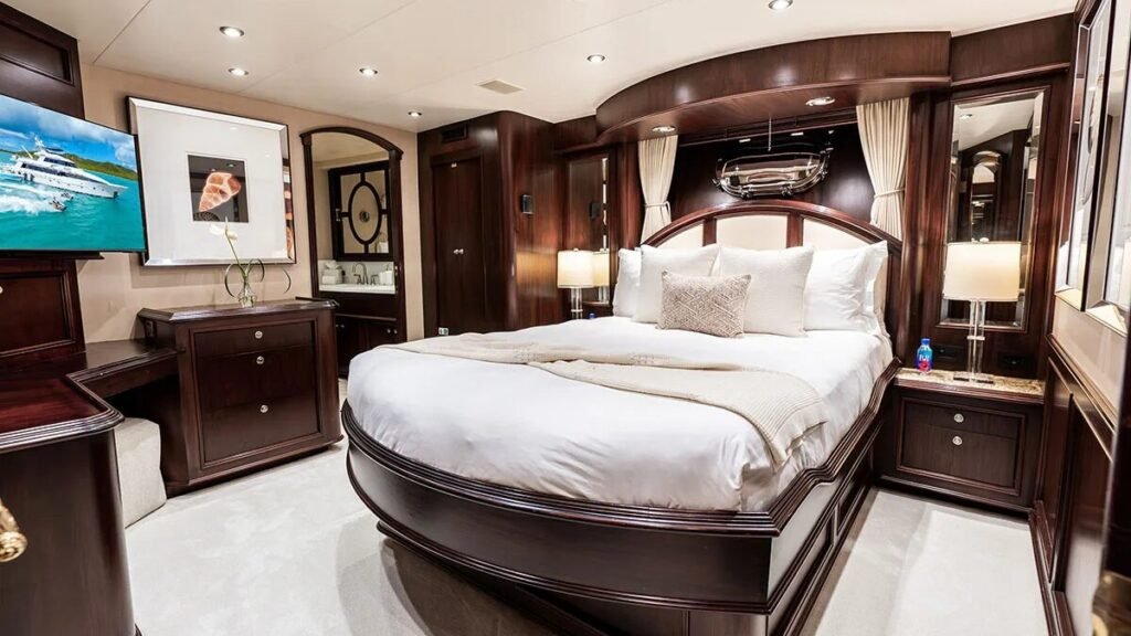 Ealu motor yacht image 15