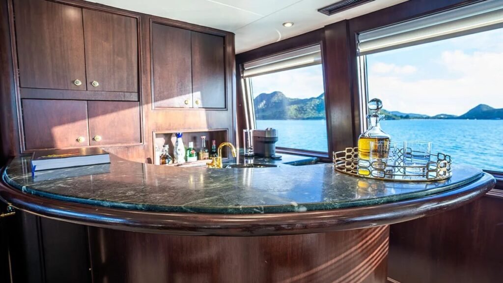 Ealu motor yacht image 11