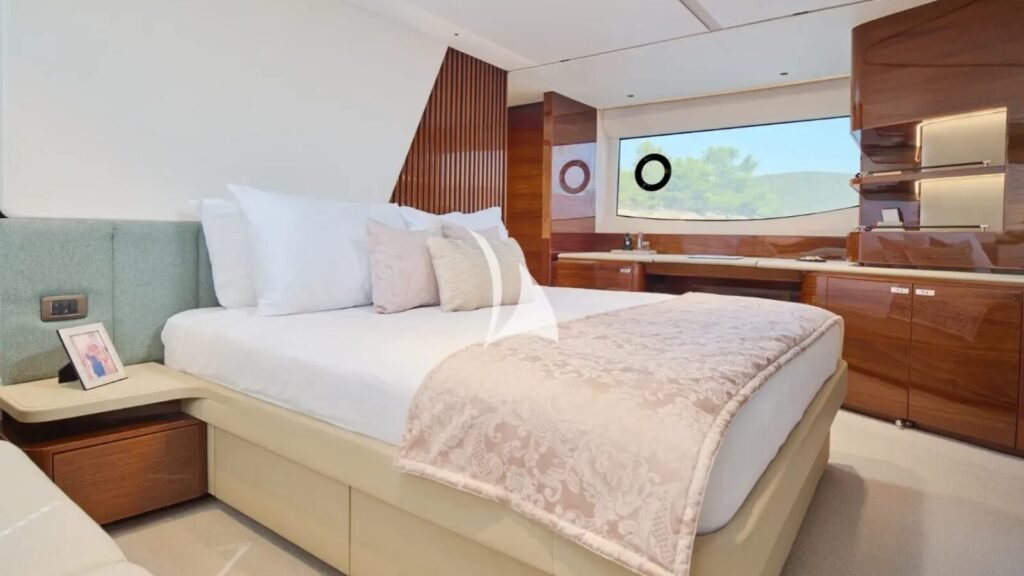 ELIZABETH yacht charter photo