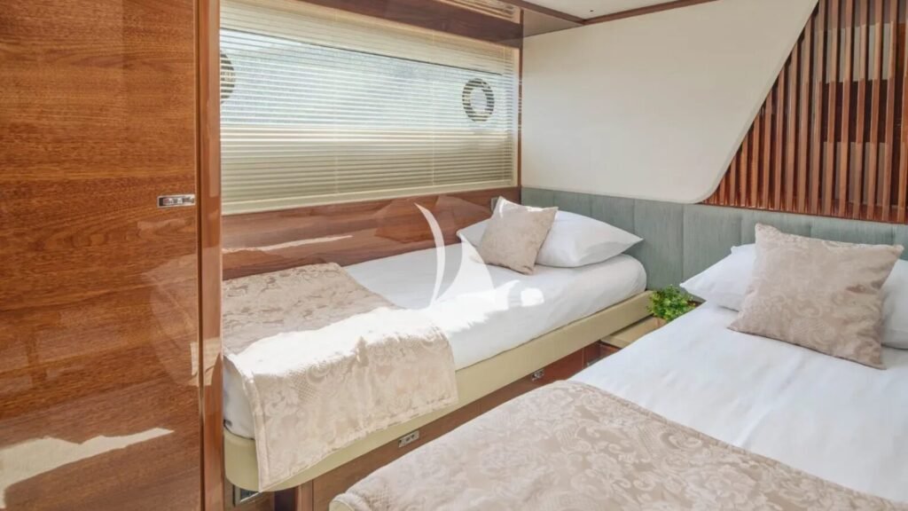 ELIZABETH yacht charter photo