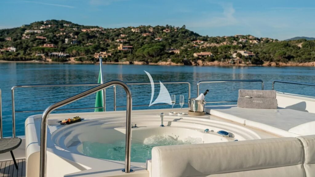 ETHNA Flybridge jacuzzi
