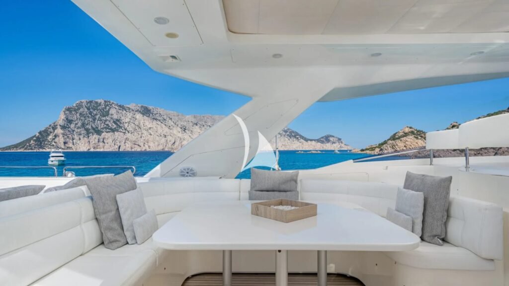 ETHNA Flybridge dining