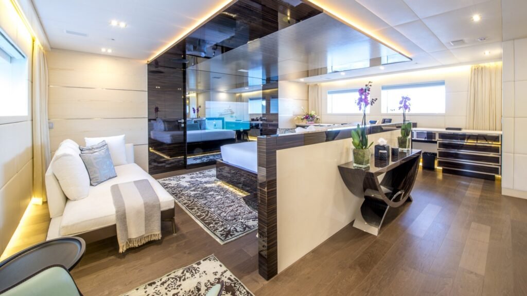 M/Y Ethos Admiral master suite