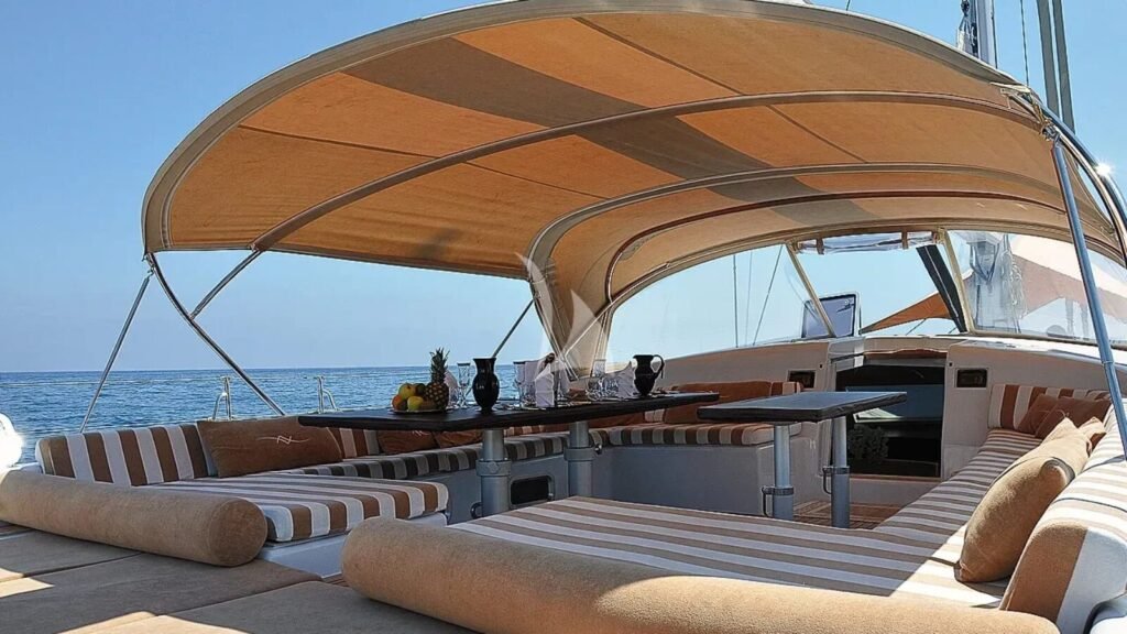FARANDWIDE Southern Wind SW100 cockpit lounge