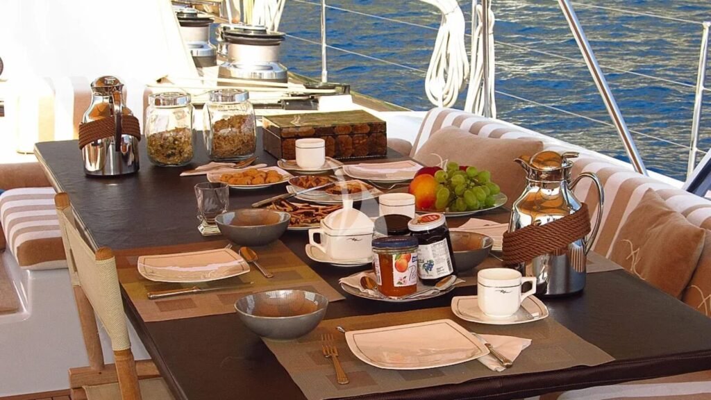 FARANDWIDE Southern Wind SW100 cockpit dining
