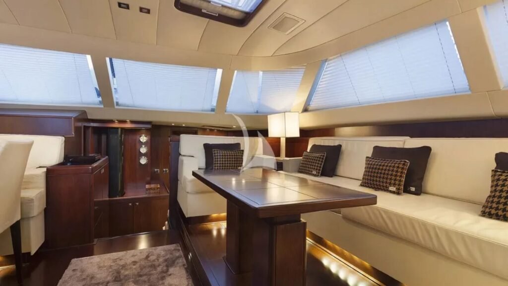 FARANDWIDE Southern Wind SW100 saloon dining