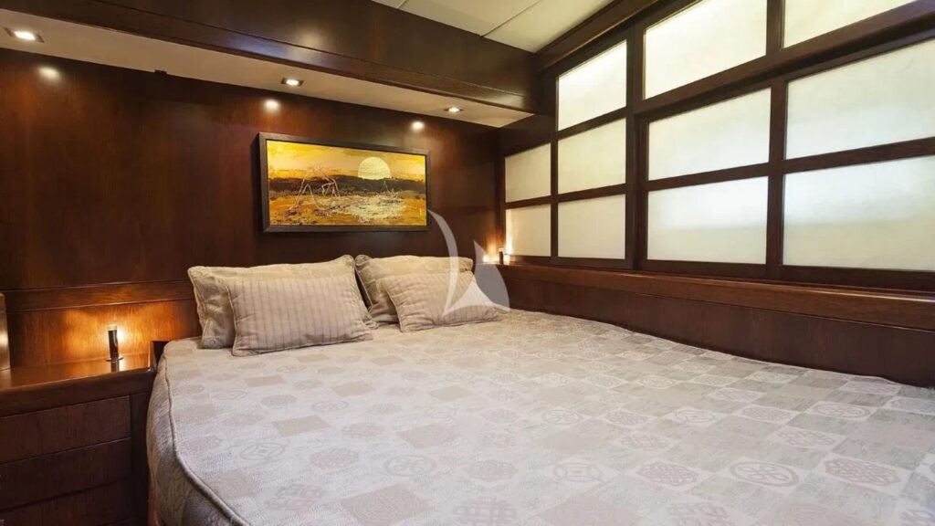 FARANDWIDE Southern Wind SW100 full-beam master cabin