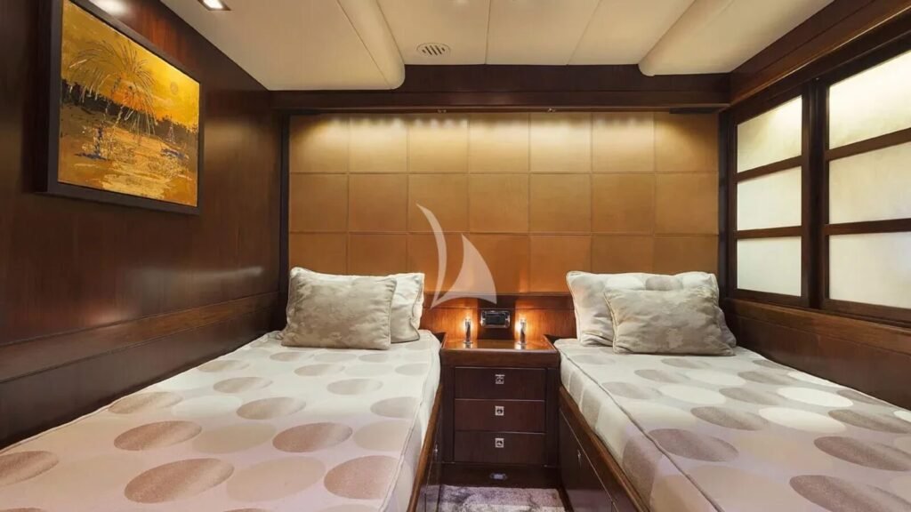 FARANDWIDE Southern Wind SW100 twin cabin
