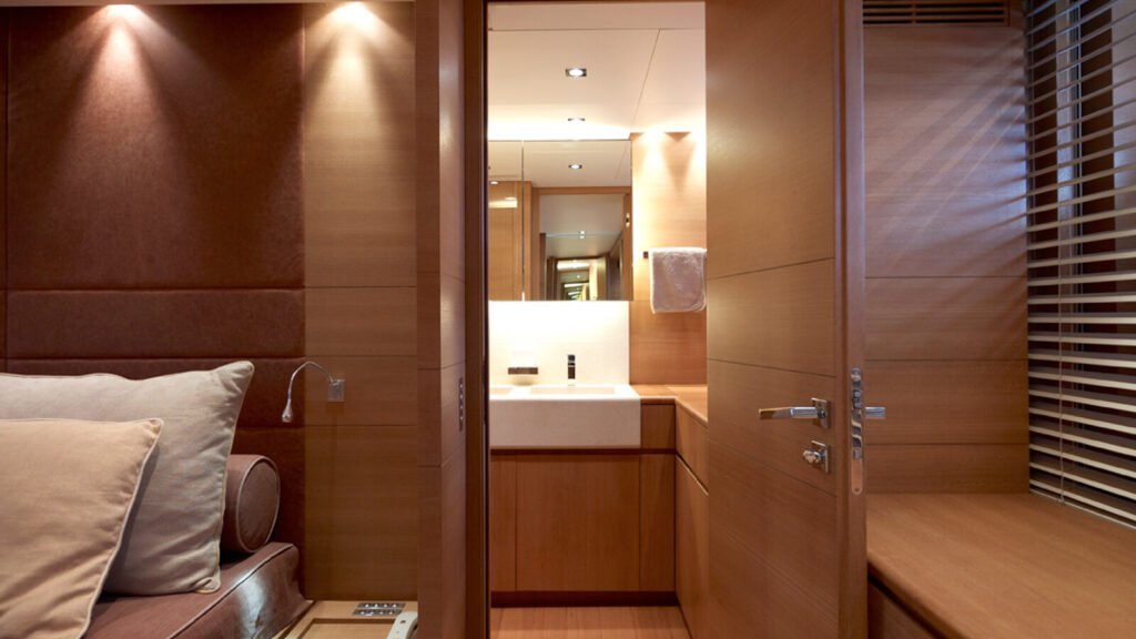 FELIGO V Cantieri di Pisa 34m motor yacht - guest suite
