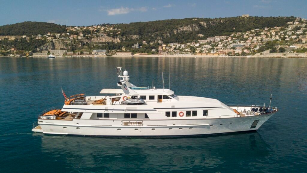 M/Y Fiorente classic profile at anchor