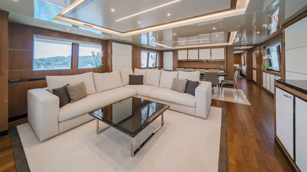 M/Y Fiorente main salon