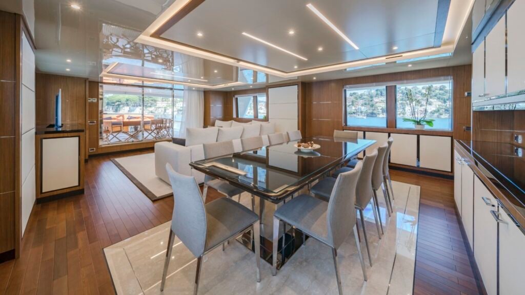M/Y Fiorente formal dining