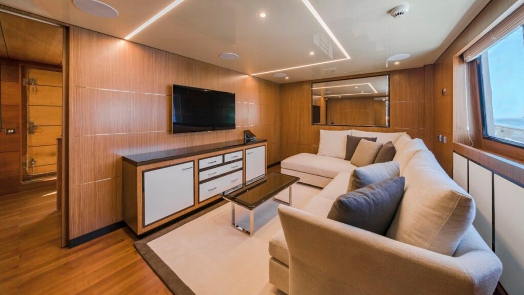 M/Y Fiorente sky lounge