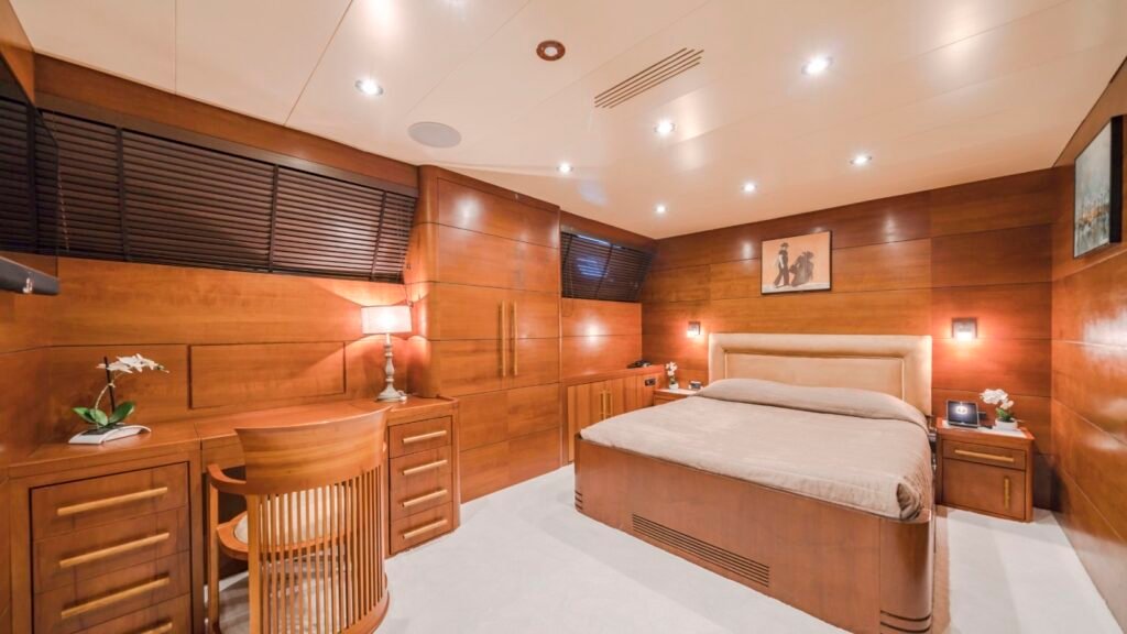 M/Y Fiorente guest double cabin