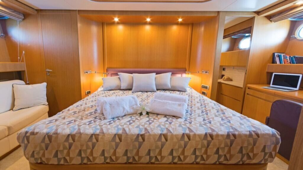 Fos Master cabin