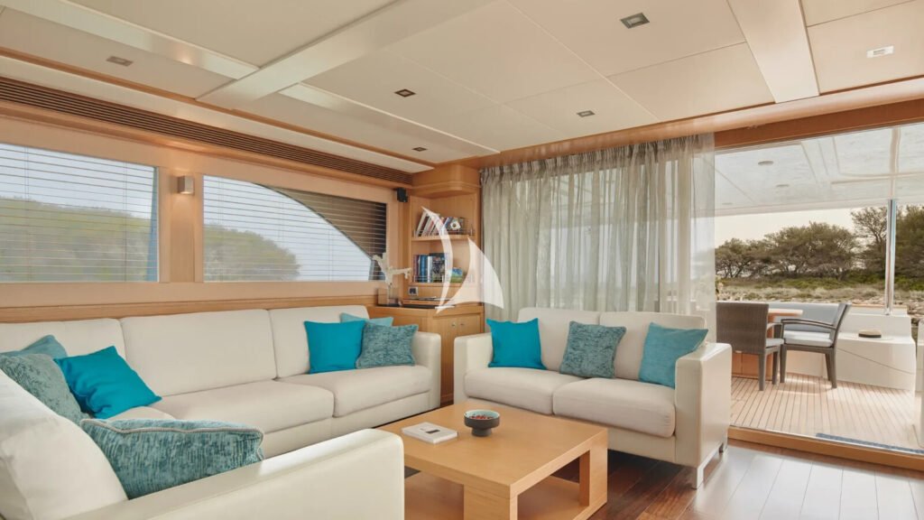 FRIEND'S BOAT - salon seating and forward lounge