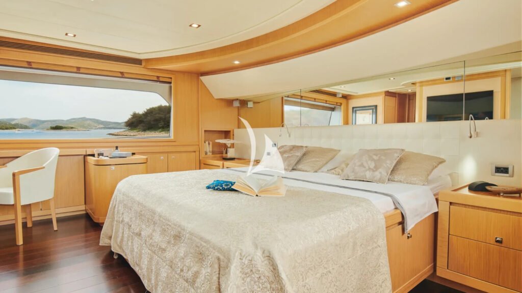FRIEND'S BOAT - full-beam master cabin