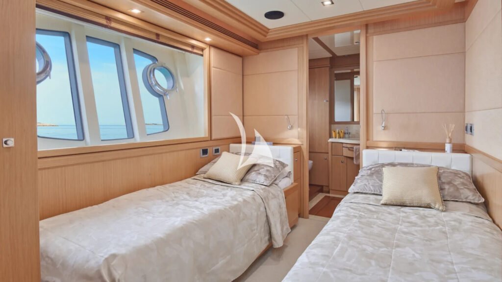 FRIEND'S BOAT - twin cabin